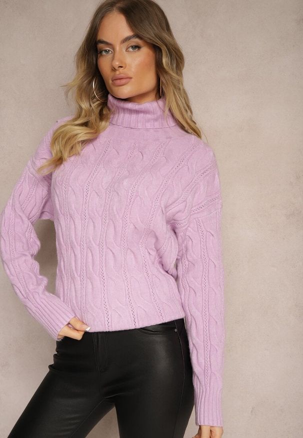 Renee - Fioletowy Golf z Imitacją Splotu ze Ściągaczami Giovarella. Okazja: na spotkanie biznesowe. Typ kołnierza: golf. Kolor: fioletowy. Materiał: jeans. Długość rękawa: długi rękaw. Długość: długie. Wzór: ze splotem. Styl: elegancki, biznesowy