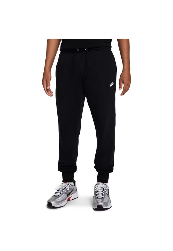 Spodnie męskie Nike Sportswear Club FN3801-010 - czarne. Kolor: czarny. Materiał: dresówka, bawełna, poliester. Wzór: aplikacja
