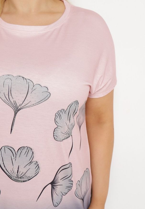Born2be - Ciemnoróżowy T-shirt z Krótkim Rękawem Ozdobiony Cyrkoniami Flovilla. Okazja: na spotkanie biznesowe, do pracy, na co dzień. Kolor: różowy. Materiał: jeans. Długość rękawa: krótki rękaw. Długość: krótkie. Wzór: aplikacja. Styl: elegancki, biznesowy, casual