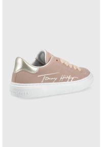 TOMMY HILFIGER - Tommy Hilfiger sneakersy dziecięce kolor różowy. Nosek buta: okrągły. Zapięcie: rzepy. Kolor: różowy. Materiał: włókno, guma, materiał