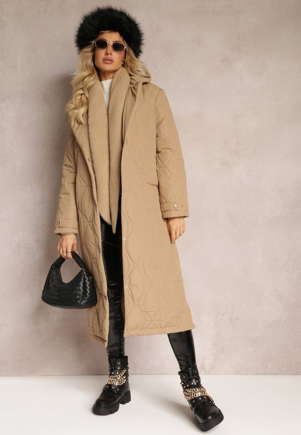 Renee - Beżowy Długi Płaszcz Kurtka Ozdobiona Pikowaniem Hamid. Kolor: beżowy. Długość: długie. Wzór: aplikacja