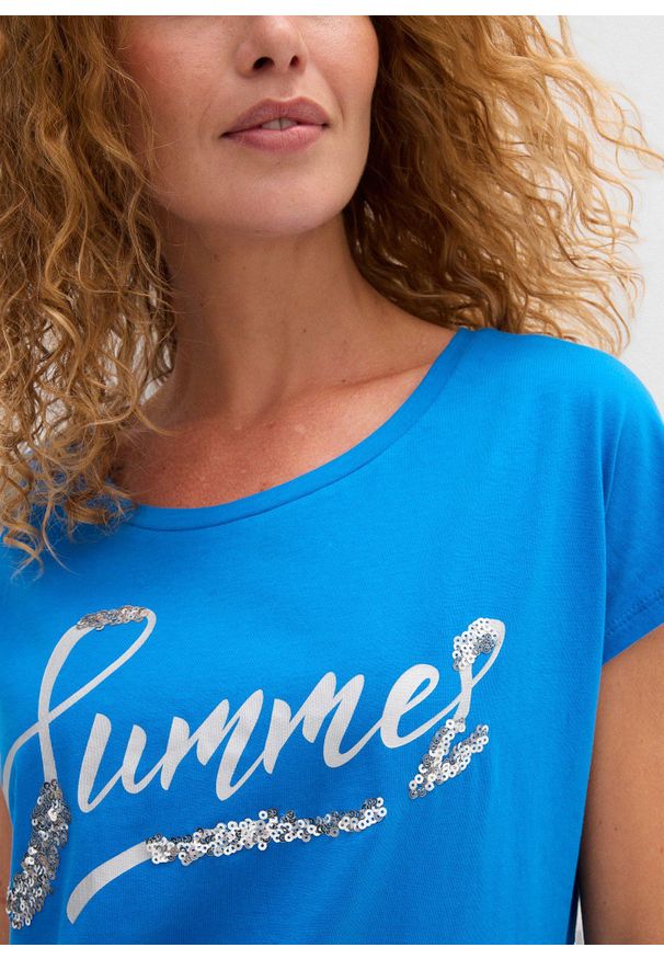 bonprix - Shirt z cekinami. Kolor: niebieski. Wzór: napisy