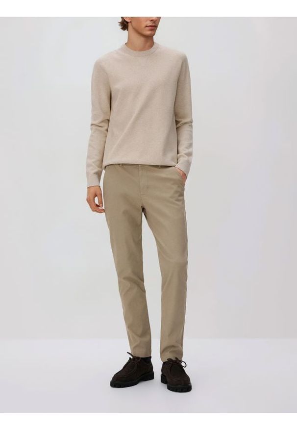 Reserved - Spodnie chino slim fit - beżowy. Kolor: beżowy. Materiał: tkanina
