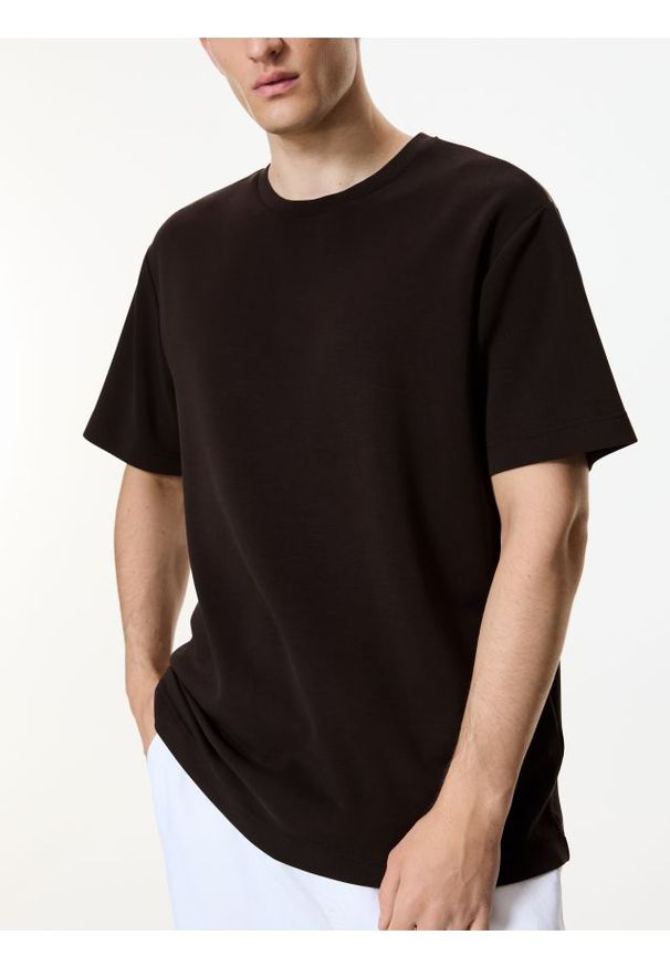 Reserved - T-shirt regular fit z modalem - ciemnobrązowy. Kolor: brązowy. Materiał: dzianina