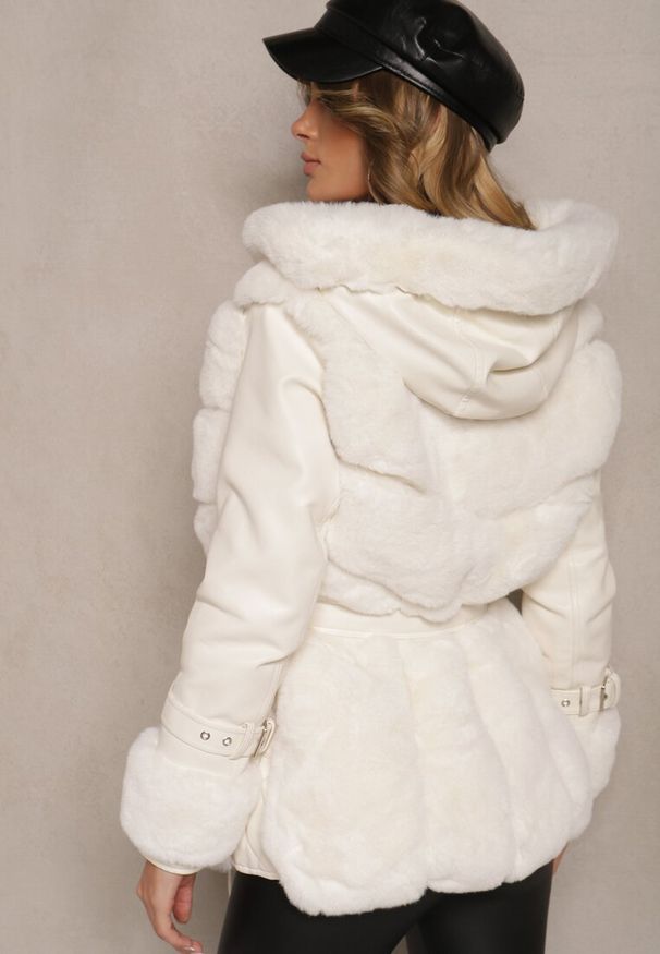 Renee - Beżowa Kurtka Futerko z Ekoskórzanymi Rękawami z Klamrami Kapturem i Wiązanym Paskiem Mesizelle. Okazja: na co dzień, na spacer. Kolor: beżowy. Materiał: futro. Wzór: aplikacja. Styl: casual, elegancki