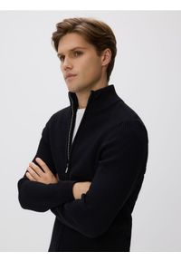 Reserved - Rozpinany sweter ze stójką - czarny. Typ kołnierza: kołnierzyk stójkowy. Kolor: czarny. Materiał: bawełna, dzianina