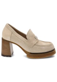 Beżowe Półbuty Armodo Eleganckie Obuwie Na Obcasie. Okazja: na spotkanie biznesowe. Zapięcie: klamry. Kolor: beżowy. Materiał: zamsz. Obcas: na obcasie. Styl: elegancki. Wysokość obcasa: średni #2