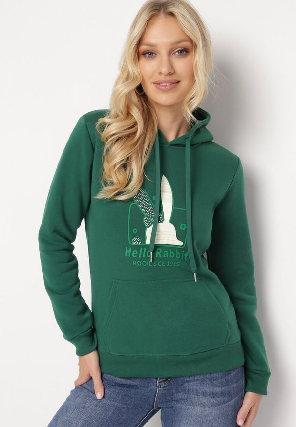 Born2be - Zielona Bluza Dzianinowa z Kapturem i Nadrukiem Jubida. Typ kołnierza: kaptur. Kolor: zielony. Materiał: dzianina. Długość rękawa: długi rękaw. Długość: długie. Wzór: nadruk