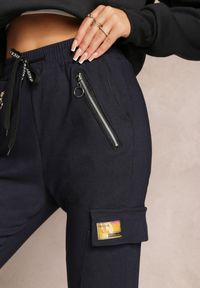 Renee - Granatowe Bojówki Spodnie z Bawełny Ozdobione Suwakiem i Kieszeniami z Gumką w Pasie Odivia. Stan: podwyższony. Kolor: niebieski. Materiał: bawełna. Wzór: aplikacja #3