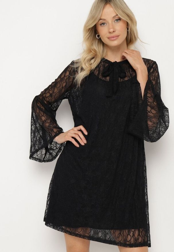 Born2be - Czarna Koronkowa Sukienka o Pudełkowym Kroju z Rozszerzanymi Rękawami i Halką Vertilae. Okazja: na imprezę. Kolor: czarny. Materiał: koronka. Długość rękawa: na ramiączkach. Wzór: koronka. Styl: elegancki