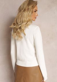 Renee - Biały Prążkowany Sweter z Cienkim Łańcuszkiem Nacorella. Kolor: biały. Materiał: prążkowany. Sezon: zima #4