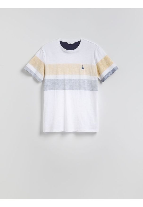 Reserved - T-shirt regular z haftem - biały. Kolor: biały. Materiał: bawełna, dzianina. Wzór: haft