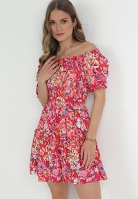Born2be - Fuksjowa Wiskozowa Sukienka Mini z Gumkami w Pasie i Falbanką Muena. Typ kołnierza: kołnierz z falbankami. Kolor: różowy. Materiał: wiskoza. Wzór: kwiaty. Długość: mini #2