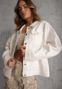 Renee - Biała Jeansowa Kurtka z Bawełny Perilopei. Okazja: na co dzień. Kolekcja: plus size. Kolor: biały. Materiał: bawełna, jeans. Styl: casual #1