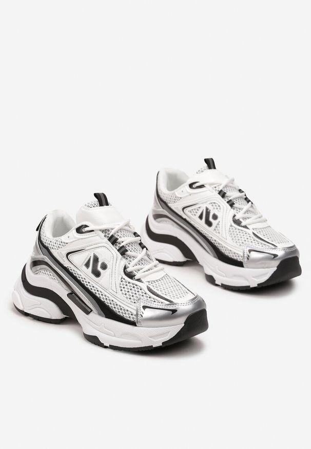 Renee - Biało-Srebrne Sneakersy na Grubej Podeszwie Ozdobione Siateczkowymi Wstawkami Korianna. Kolor: srebrny. Wzór: aplikacja