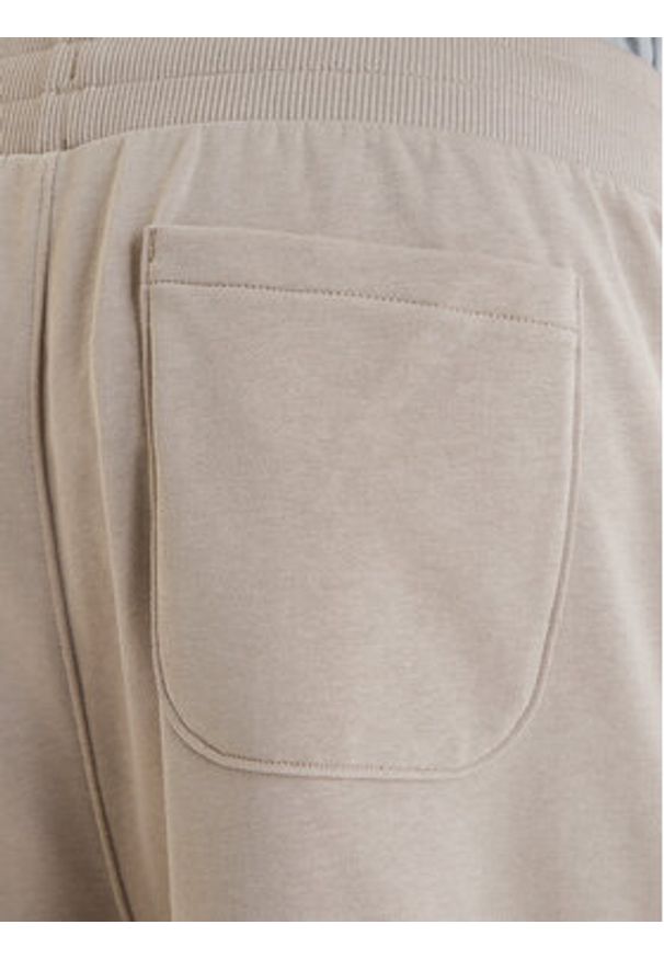 Under Armour Szorty sportowe UA Rival Lightweight 6009345 Beżowy Regular Fit. Kolor: beżowy. Materiał: bawełna. Styl: sportowy