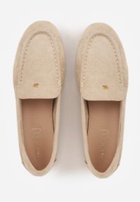 Born2be - Jasnobeżowe Mokasyny VICES ze Skórzaną Wkładką i Metalową Ozdobą Aquilin. Nosek buta: okrągły. Kolor: beżowy. Materiał: skóra. Wzór: aplikacja. Obcas: na obcasie. Styl: klasyczny. Wysokość obcasa: niski #6
