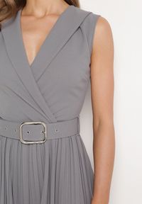 Born2be - Szary Kombinezon z Kopertową Górą i Szerokimi Nogawkami z Paskiem z Metalową Klamrą Lancilla. Okazja: na spotkanie biznesowe. Kolor: szary. Długość: długie. Styl: elegancki, biznesowy #3