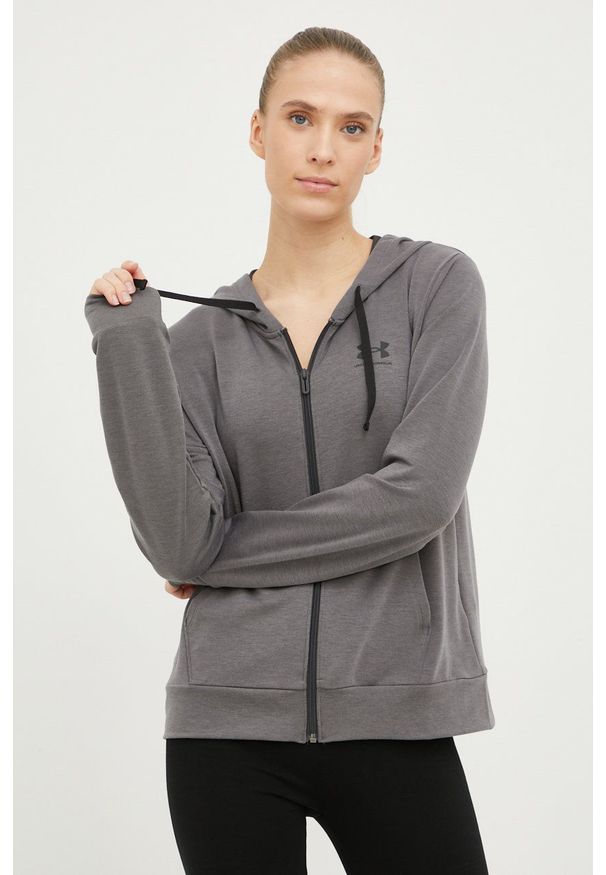 Under Armour bluza 1369853 damska kolor szary z kapturem z nadrukiem. Typ kołnierza: kaptur. Kolor: szary. Wzór: nadruk