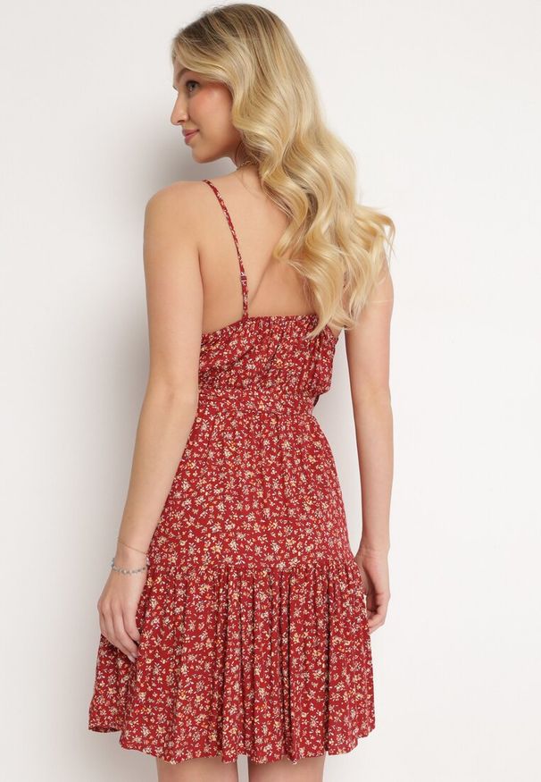 Born2be - Bordowa Sukienka z Wiskozy Eudaia. Typ kołnierza: dekolt kopertowy. Kolor: czerwony. Wzór: kwiaty, aplikacja. Typ sukienki: rozkloszowane, kopertowe. Materiał: wiskoza. Długość rękawa: na ramiączkach. Sezon: lato. Styl: wakacyjny. Długość: mini