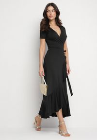 Born2be - Czarna Sukienka z Paskiem Kopertowa Ozdobiona Falbanami Wleffia. Okazja: na spacer. Typ kołnierza: dekolt w kształcie V. Kolor: czarny. Długość rękawa: krótki rękaw. Wzór: aplikacja. Sezon: wiosna, lato. Typ sukienki: kopertowe. Styl: elegancki #7