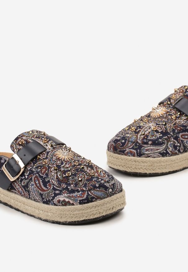 Renee - Granatowe Klapki z Ekozamszu z Oryginalnym Wzorem i Klamrą Nirable. Okazja: na co dzień. Kolor: niebieski. Styl: boho, casual