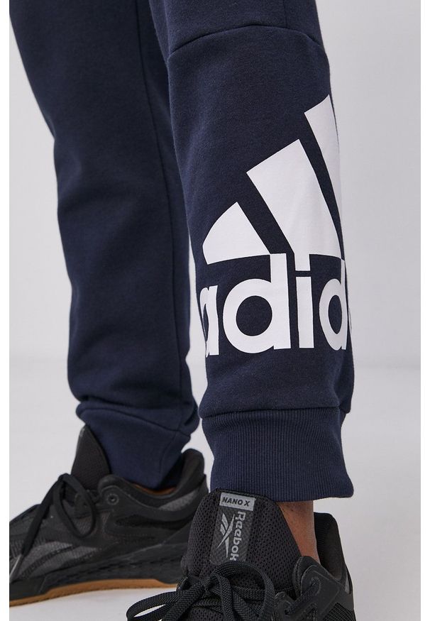 Adidas - adidas - Spodnie. Okazja: na co dzień. Kolor: niebieski. Wzór: nadruk. Styl: casual