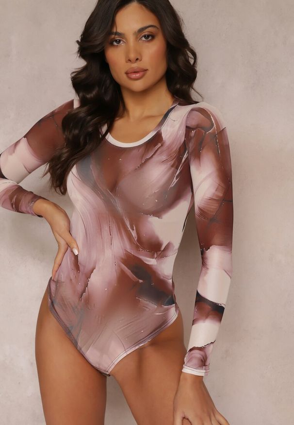 Renee - Jasnobrązowe Body z Siateczki z Długim Rękawem Ahese. Kolor: brązowy. Materiał: tkanina. Długość rękawa: długi rękaw. Długość: długie. Wzór: nadruk