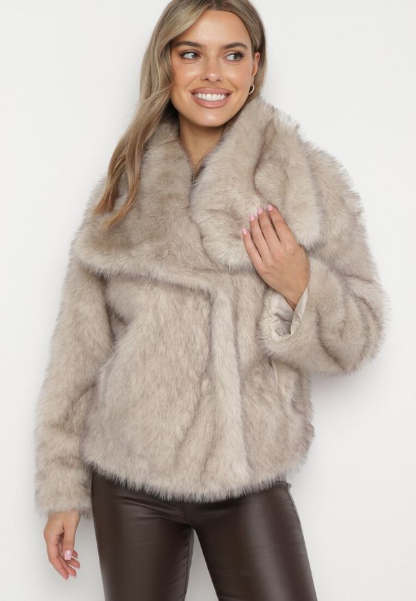 Born2be - Beżowa Futrzana Kurtka z Szerokim Kołnierzem Merionnie. Kolor: beżowy. Materiał: futro. Styl: elegancki