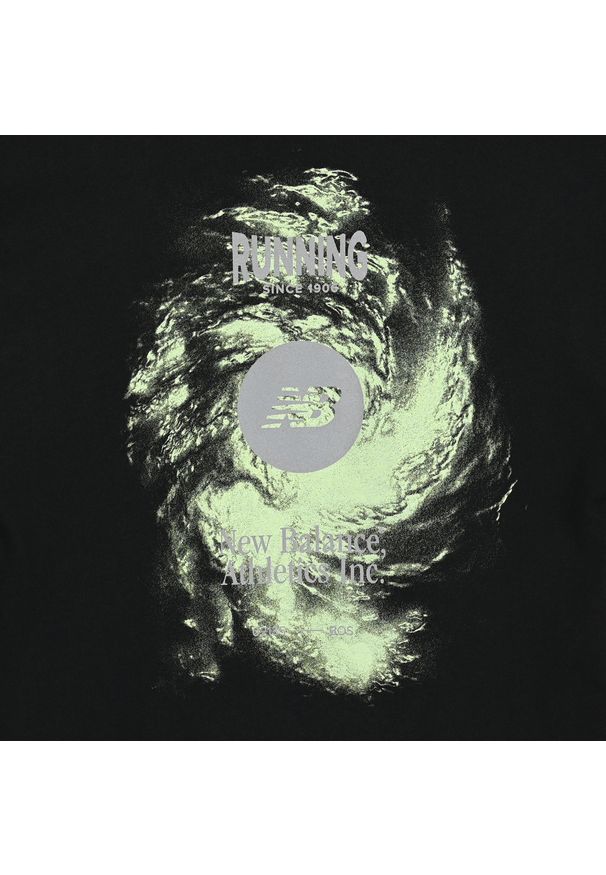 Koszulka męska New Balance MT61H4CYBK – czarna. Kolor: czarny. Materiał: bawełna, dresówka. Długość rękawa: długi rękaw. Wzór: kolorowy, napisy, aplikacja