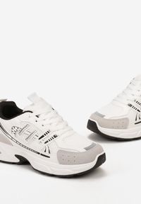 Born2be - Biało-Szare Sneakersy z Ozdobnymi Przeszyciami Varteli. Kolor: biały. Materiał: jeans. Wzór: aplikacja #4