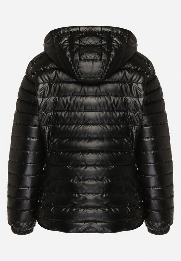 Born2be - Czarna Pikowana Kurtka Wykończona Odpinanym Kapturem i Gumką przy Rękawach Mivisea. Okazja: na co dzień. Kolor: czarny. Materiał: jeans. Styl: klasyczny, casual