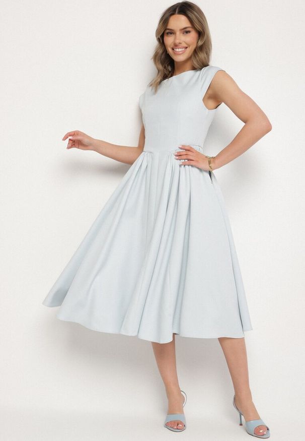 Born2be - Niebieska Rozkloszowana Sukienka Vices z Dekoltem Typu Łódka Milasena. Okazja: na co dzień. Kolor: niebieski. Materiał: jeans. Wzór: aplikacja. Typ sukienki: rozkloszowane. Styl: casual