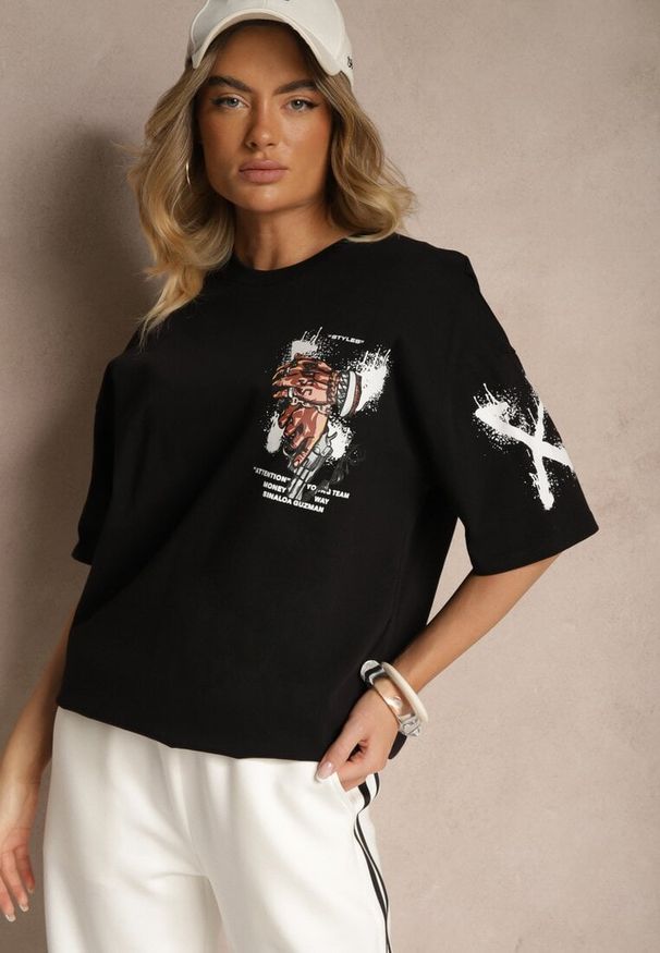 Renee - Czarna Koszulka Oversize z Bawełny Zdobiona Nadrukiem Nilravia. Okazja: na co dzień. Kolor: czarny. Materiał: bawełna. Wzór: aplikacja, nadruk. Styl: elegancki, casual