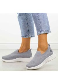 Szare sportowe buty damskie Vinceza 17367. Kolor: szary. Materiał: tkanina. Szerokość cholewki: normalna. Sezon: wiosna, lato. Sport: fitness