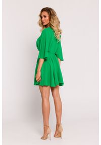 MOE - Kopertowa sukienka mini z szerokimi rękawami zielona. Kolor: zielony. Sezon: wiosna, lato. Typ sukienki: kopertowe. Długość: mini #2