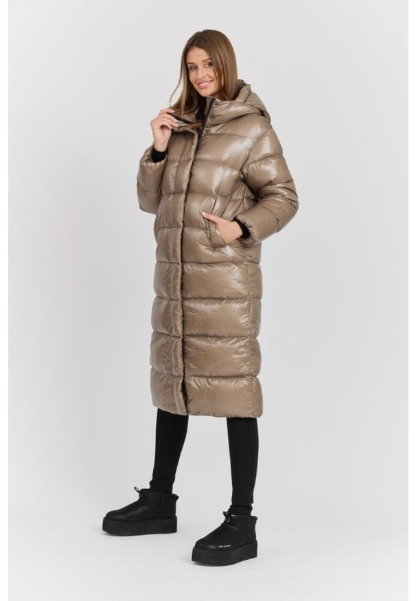 Hetrego - HETREGO Beżowy damski płaszcz puchowy Tara Woman Oversized Quilted Coat. Kolor: beżowy. Materiał: puch. Długość rękawa: długi rękaw. Długość: długie