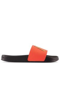 Klapki New Balance SMF200SM - czarno-pomarańczowe. Zapięcie: pasek. Kolor: pomarańczowy, czarny, wielokolorowy. Materiał: syntetyk, materiał. Szerokość cholewki: normalna. Wzór: nadruk. Sezon: lato. Sport: pływanie