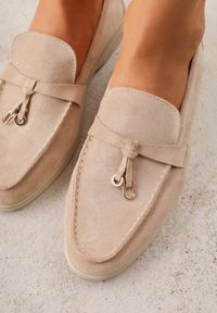 Renee - Ciemnobeżowe Mokasyny z Imitacji Zamszu Zdobione Zawieszką i Przeszyciem Aezoris. Okazja: na co dzień. Kolor: beżowy. Materiał: zamsz. Wzór: aplikacja. Styl: casual, elegancki #8