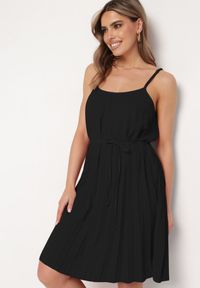 Born2be - Czarna Sukienka z Regulowanymi Ramiączkami z Materiałowym Paskiem Liata. Okazja: na spacer, na imprezę. Typ kołnierza: dekolt w kształcie V. Kolor: czarny. Materiał: materiał. Długość rękawa: na ramiączkach. Sezon: lato #1