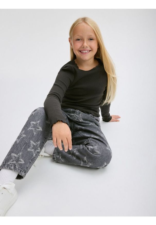 Reserved - Jeansy baggy w gwiazdki - szary. Kolor: szary