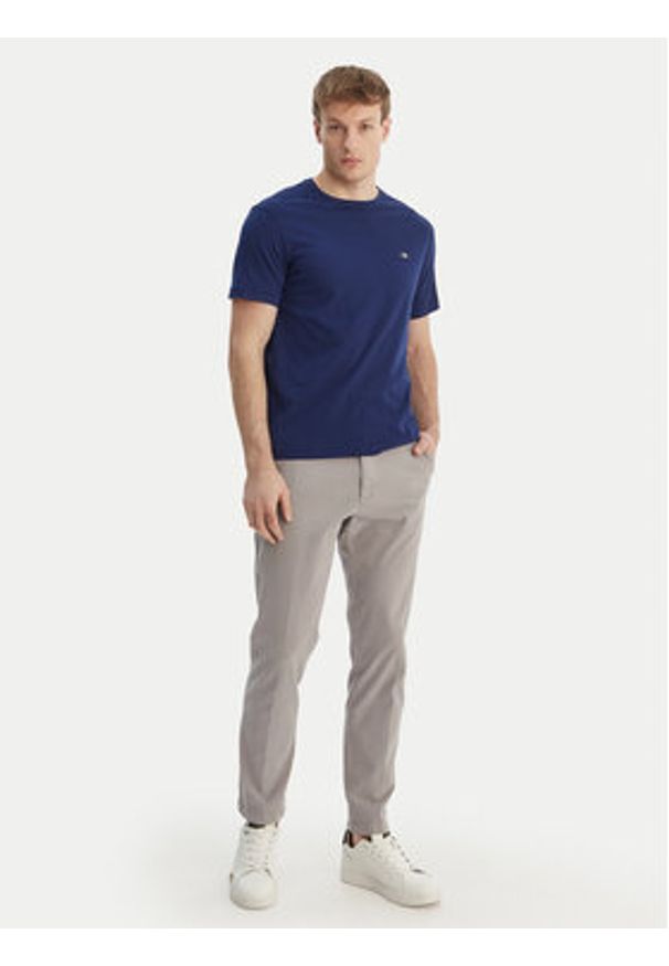 GANT - Gant T-Shirt Shield 2003184 Granatowy Regular Fit. Kolor: niebieski. Materiał: bawełna