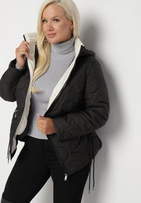 Born2be - Czarna Pikowana Kurtka Plus Size z Odpinanym Kapturem i Wsuwanymi Kieszeniami Anselie. Okazja: na co dzień. Kolekcja: plus size. Kolor: czarny. Materiał: jeans. Styl: casual, elegancki #2