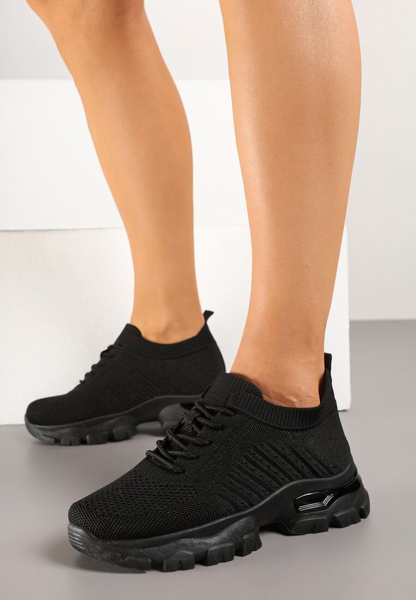 Renee - Czarne Buty Sportowe Sneakersy z Siateczki na Tłoczonej Podeszwie Zdobionej Aplikacją Neltewia. Okazja: na co dzień. Zapięcie: sznurówki. Kolor: czarny. Materiał: jeans. Wzór: aplikacja