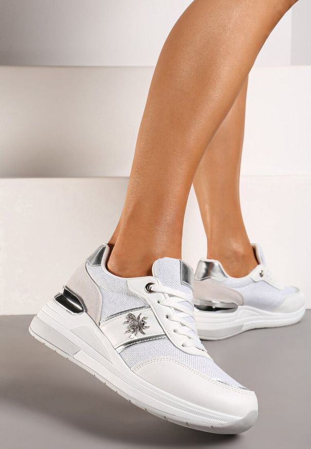 Renee - Biało-Srebrne Sneakersy za Kostkę z Imitacji Skóry na Koturnie z Aplikacją i Sznurowaniem Faelena. Nosek buta: okrągły. Zapięcie: sznurówki. Kolor: biały. Wzór: aplikacja. Wysokość cholewki: za kostkę. Materiał: skóra. Sezon: lato. Obcas: na koturnie. Wysokość obcasa: średni