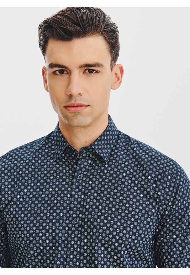 Pako Lorente - PAKO LORENTE - Granatowa koszula męska we wzór geometryczny. Kolor: niebieski. Materiał: bawełna. Długość rękawa: długi rękaw. Długość: długie. Wzór: geometria. Sezon: jesień