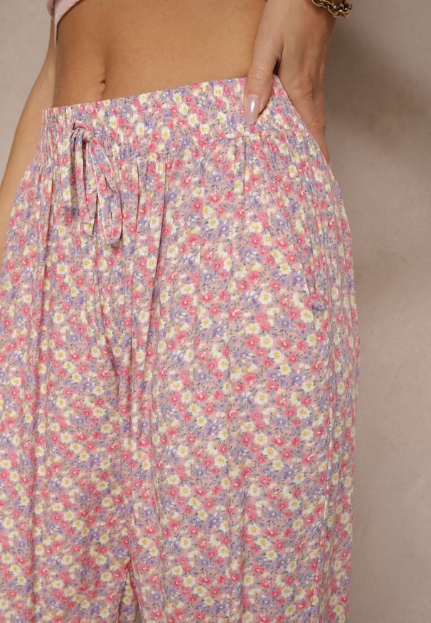 Renee - Różowe Spodnie z Wiskozy High Waist w Kwiatowy Wzór Liosena. Okazja: na co dzień. Stan: podwyższony. Kolor: różowy. Materiał: wiskoza. Wzór: kwiaty. Styl: casual