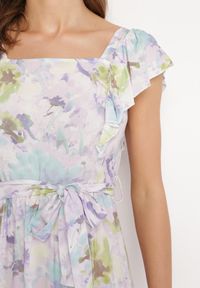 Born2be - Jasnofioletowa Wiskozowa Sukienka w Kwiaty na Ramiączkach z Falbanką i Materiałowym Paskiem Moemia. Okazja: na ślub cywilny, na co dzień, na imprezę, na wesele. Typ kołnierza: kołnierz z falbankami, dekolt kwadratowy. Kolor: fioletowy. Materiał: materiał, wiskoza. Długość rękawa: na ramiączkach. Wzór: kwiaty. Styl: casual, elegancki #4