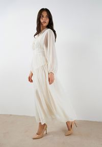 Born2be - Jasnobeżowa Długa Sukienka Koktajlowa w Stylu Retro z Plisami i Stójką Leowia. Typ kołnierza: kołnierzyk stójkowy. Kolor: beżowy. Styl: retro, wizytowy. Długość: maxi #3