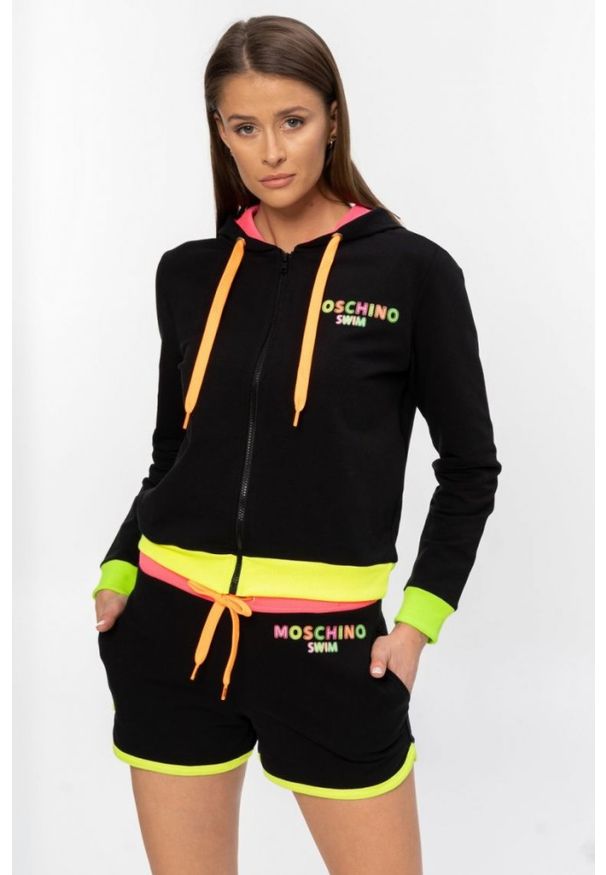 MOSCHINO Czarne szorty damskie z neonowym logo. Kolor: czarny. Materiał: bawełna